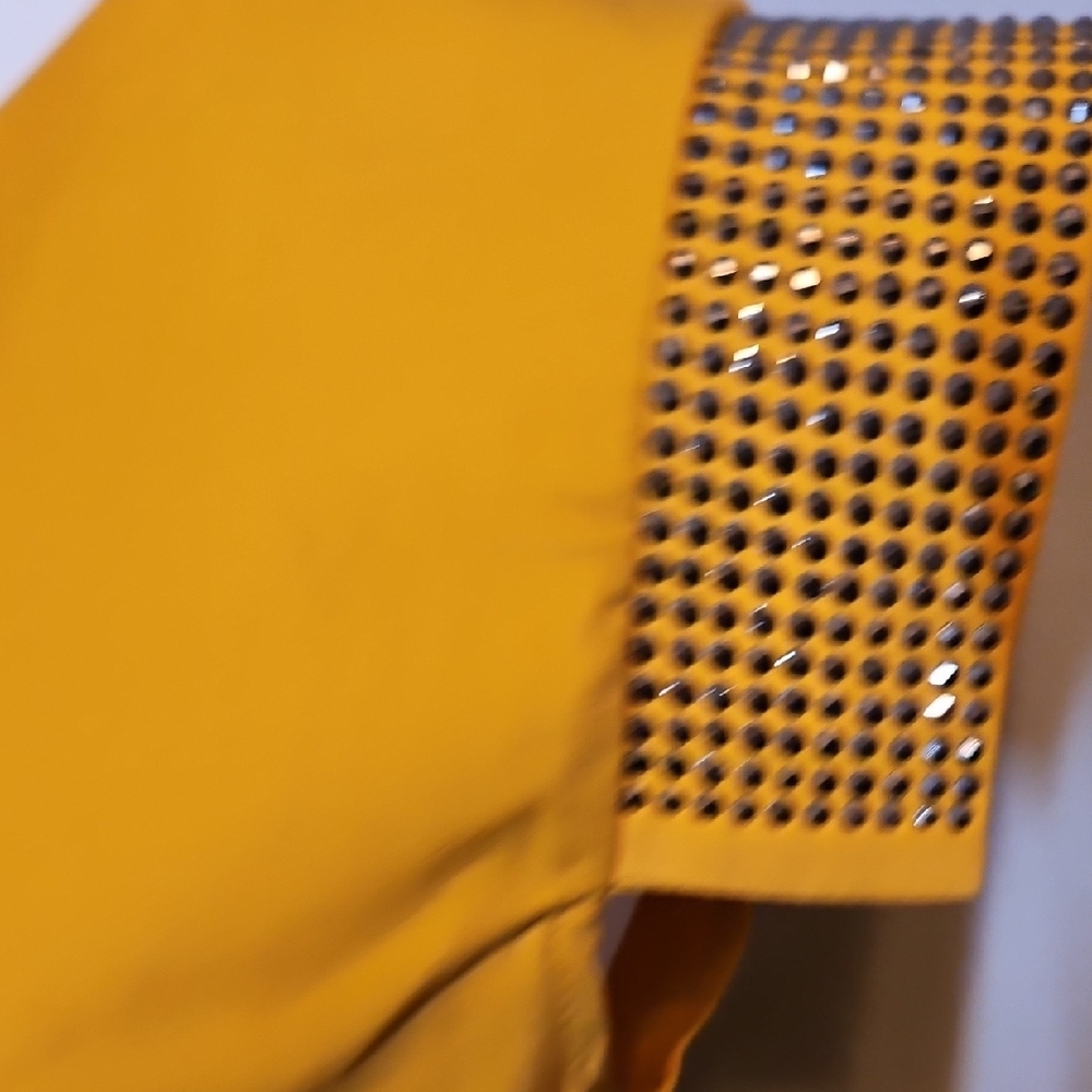 Elegant Yellow Dress with Gold Accents - Picture 4 of 11